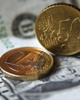 Доллар и евро продолжают рост на Московской бирже