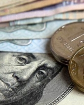 Доллар и евро растут к рублю на Московской бирже