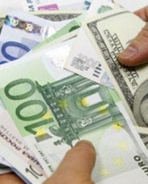 Доллар снижается к официальному курсу