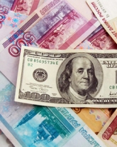 Рубль незначительно меняется к доллару и евро