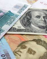 Рубль дорожает к евро и незначительно уступает доллару