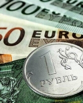 Рубль растет к евро, но снижается к доллару