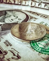 Рубль вырос в паре с долларом