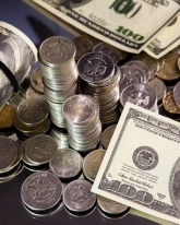 Доллар и евро снижаются к рублю