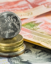 Доллар и евро незначительно выигрывают у рубля