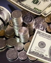 Доллар снизился к официальному курсу ЦБ