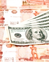 Рубль незначительно укрепился к доллару и евро