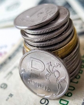 Рубль продолжил снижение на фоне падения цен на нефть