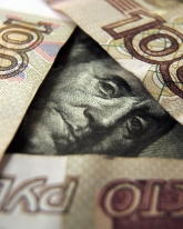 Рубль потерял 7 копеек