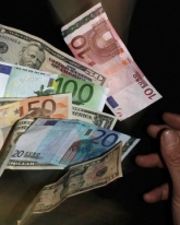 Доллар и евро укрепляют свои позиции