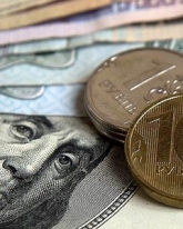 Рубль стабилен к доллару и евро