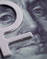 Российская валюта снижается к доллару и евро