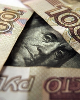 Доллар США упал на 65 копеек