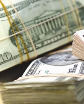 Во вторник доллар теряет 27 копеек