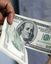 Доллар подешевел на 3 копейки после праздничных выходных