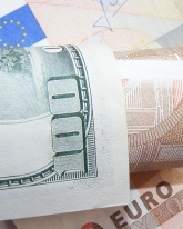 В пятницу доллар прибавил почти рубль