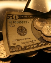 В понедельник доллар теряет 5 копеек