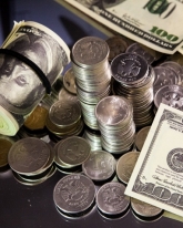 В пятницу доллар теряет 57 копеек