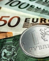 Доллар теряет еще 17 копеек