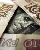 Доллар потерял 1 рубль