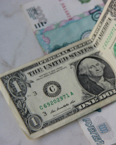 Доллар потерял 10 копеек в понедельник