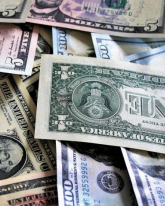 Доллар и евро снижаются в пятницу на Мосбирже