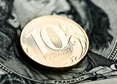 Рубль снижается вслед за нефтью