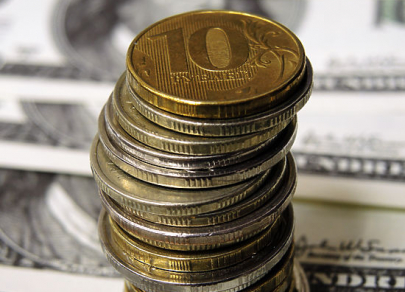 Доллар поднимается в паре с рублем