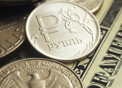 Курс рубля незначительно снижается после налоговых выплат