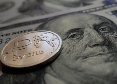 Падение цен на нефть и новый виток торговой войны умеренно давят на рубль