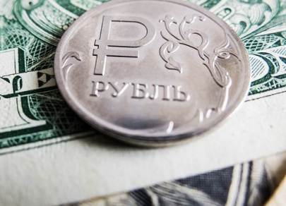 Рубль поднимается в ожидании сохранения спроса на ОФЗ 