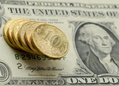 Доллар усилил рост к большинству валют, но рубль пока держится достойно