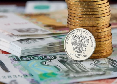 Рубль, поддерживаемый ОФЗ, противостоит сильному доллару