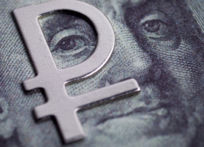 Доллар США упал на 0,33 рубля