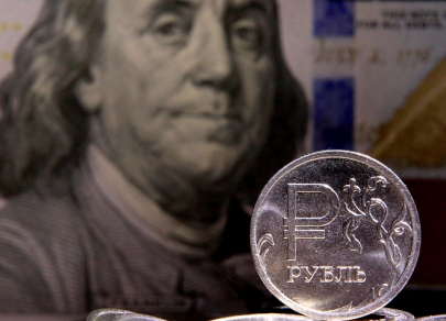 Доллар США подешевел на 0,6 рубля