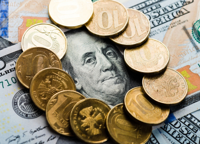 Спрос на риск помогает рублю подавлять доллар