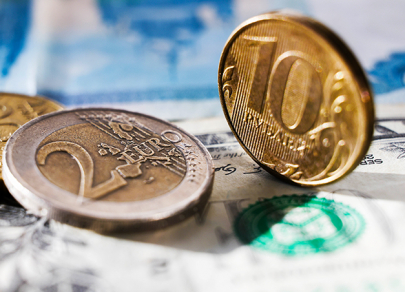 С чем связан скачок евро на 5%? Прогноз по евро и доллару на октябрь