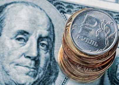 Рубль укрепляется на ожиданиях и экспортной поддержке