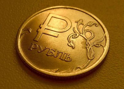 Смягчение политики ЦБ и падение нефти: что давит на курс рубля