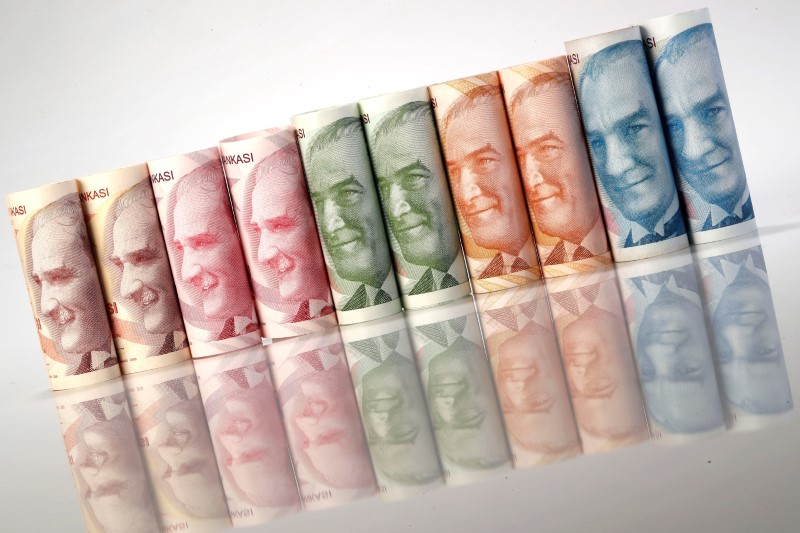 Турецкая лира вновь подешевела по отношению к доллару США
