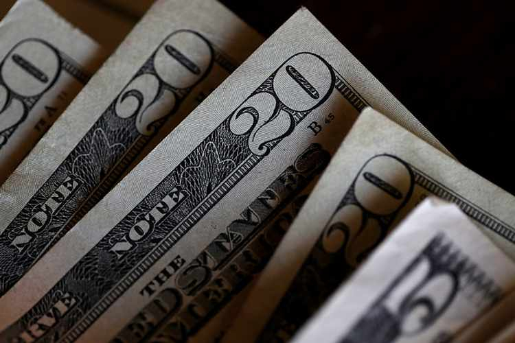Доллар смог стабилизироваться в конце недели после позитивных данных из США