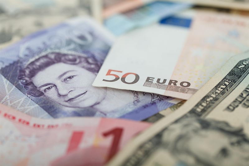 Насколько сильно еще могут подешеветь евро и фунт?