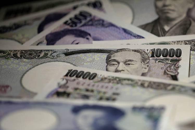 Торговые опасения и падение доходности толкают иену вверх