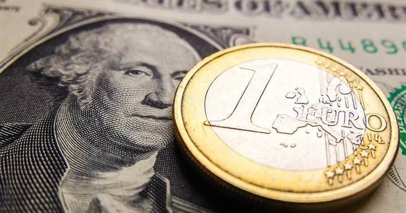 Евро и доллар продолжают играть в перетягивание каната в ожидании новостей из Европы и Соединенных Штатов