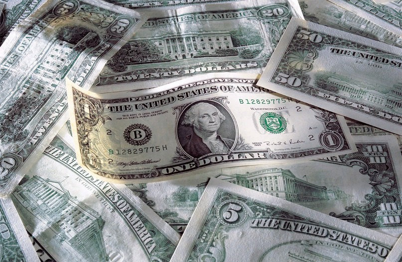Доллар растет, пока рынок гадает, смогут ли договориться США и Китай