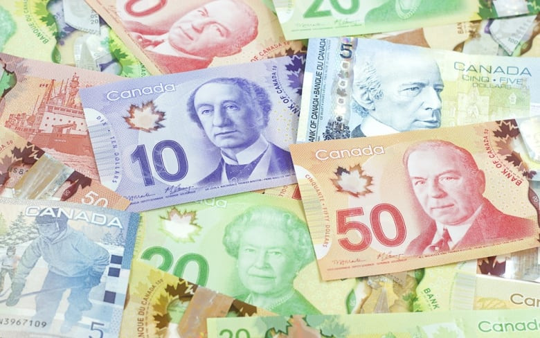 Канадскому доллару обещают стагнацию и незначительный рост