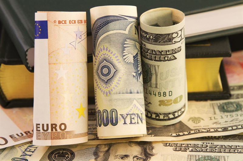 Доллар демонстрирует неожиданную силу, евро идет по тонкому льду, а иена готовится к худшему