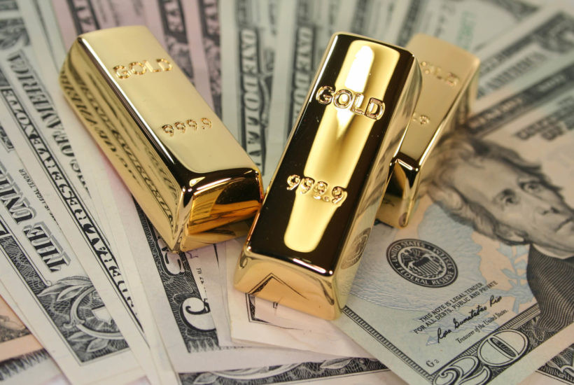 Битва гигантов: золото против доллара