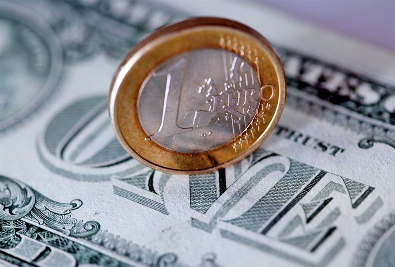EUR/USD: доллар купается в позитиве, на евро давит груз проблем