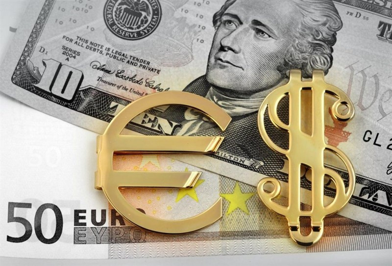 EUR/USD: борьба за отметку 1,1000 продолжается